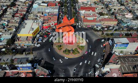 Aus der Vogelperspektive des 21 Meter hohen Monuments „El Coyote“ in Nezahualcoyotl, Bundesstaat Mexiko, wurde die Statue von El Coyote von dem mexikanischen Bildhauer Enrique Carbajal geschaffen, der als „Sebastián“ bekannt ist und sich auf monumentale Skulpturen spezialisiert hat. Am 12. November 2024 in Mexiko-Stadt. (Foto: Carlos Santiago/Eyepix Group/SIPA USA) Credit: SIPA USA/Alamy Live News Stockfoto