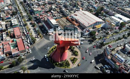 Aus der Vogelperspektive des 21 Meter hohen Monuments „El Coyote“ in Nezahualcoyotl, Bundesstaat Mexiko, wurde die Statue von El Coyote von dem mexikanischen Bildhauer Enrique Carbajal geschaffen, der als „Sebastián“ bekannt ist und sich auf monumentale Skulpturen spezialisiert hat. Am 12. November 2024 in Mexiko-Stadt. (Foto: Carlos Santiago/Eyepix Group/SIPA USA) Credit: SIPA USA/Alamy Live News Stockfoto