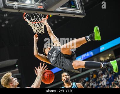 Vilnius, Litauen. November 2024. Quinn Ellis (Top) von Dolomiti Energia Trento taucht beim 8. Runde Spiel zwischen Litauens Wölfen Twinsbet Vilnius und Italiens Dolomiti Energia Trento beim BKT EuroCup Basketballturnier 2024-2025 in Vilnius, Litauen, 12. November 2024. Quelle: Alfredas Pliadis/Xinhua/Alamy Live News Stockfoto