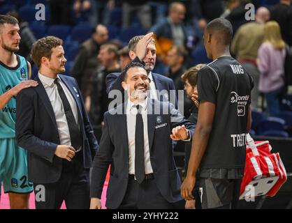 Vilnius, Litauen. November 2024. Wölfe Twinsbet Vilnius' Cheftrainer Alessandro Magro (2. R) reagierte im 8. Runde Spiel zwischen Litauens Wölfen Twinsbet Vilnius und Italiens Dolomiti Energia Trento beim Basketballturnier 2024-2025 in Vilnius, Litauen, am 12. November 2024. Quelle: Alfredas Pliadis/Xinhua/Alamy Live News Stockfoto