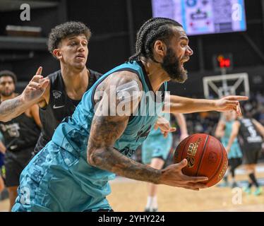 Vilnius, Litauen. November 2024. Jeffery Taylor (R) von Wölfen Twinsbet Vilnius fährt beim 8. Runde Spiel zwischen Litauens Wölfen Twinsbet Vilnius und Italiens Dolomiti Energia Trento beim BKT EuroCup Basketballturnier 2024-2025 in Vilnius, Litauen, 12. November 2024 in den Korb. Quelle: Alfredas Pliadis/Xinhua/Alamy Live News Stockfoto