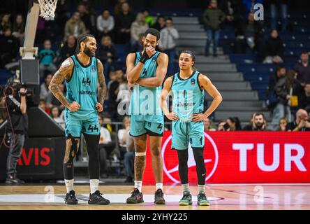 Vilnius, Litauen. November 2024. Die Spieler von Wölfen Twinsbet Vilnius reagieren während des 8. Runde Spiels zwischen Litauens Wölfen Twinsbet Vilnius und Italiens Dolomiti Energia Trento beim BKT EuroCup Basketballturnier 2024-2025 in Vilnius, Litauen, am 12. November 2024. Quelle: Alfredas Pliadis/Xinhua/Alamy Live News Stockfoto