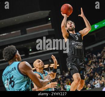 Vilnius, Litauen. November 2024. Jordan Ford (R) von Dolomiti Energia Trento schießt beim 8. Runde Spiel zwischen Litauens Wölfen Twinsbet Vilnius und Italiens Dolomiti Energia Trento beim BKT EuroCup Basketballturnier 2024-2025 in Vilnius, Litauen, 12. November 2024. Quelle: Alfredas Pliadis/Xinhua/Alamy Live News Stockfoto