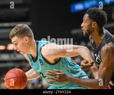 Vilnius, Litauen. November 2024. Jordan Bayehe (R) von Dolomiti Energia Trento verteidigt Marek Blazevic von Wolves Twinsbet Vilnius während des 8. Runde Spiels zwischen Litauens Wölfen Twinsbet Vilnius und Italiens Dolomiti Energia Trento beim BKT EuroCup Basketballturnier 2024-2025 in Vilnius, Litauen, 12. November 2024. Quelle: Alfredas Pliadis/Xinhua/Alamy Live News Stockfoto