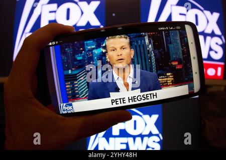 USA, 13.11.2024: Pete Hegseth als Moderator auf Fox News, betrachtet auf einem Smartphone. Er soll US-Verteidigungsminister werden. *** USA, 13 11 2024 Pete Hegseth als Moderator bei Fox News, auf einem Smartphone gesehen Er wird US-Verteidigungsminister Copyright: XdtsxNachrichtenagenturx dts 51127 Stockfoto
