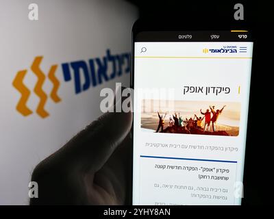 Deutschland. Juli 2024. In dieser Abbildung befindet sich ein Smartphone mit der Webseite der First International Bank of Israel Ltd. (FIBI) mit Logo. Quelle: SOPA Images Limited/Alamy Live News Stockfoto