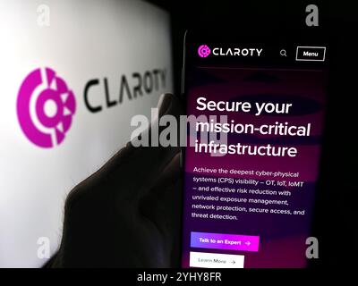 Deutschland. Juli 2024. In dieser Abbildung hält eine Person ein Smartphone mit der Website des Cybersicherheitsunternehmens Claroty Ltd. Vor dem Firmenlogo. Quelle: SOPA Images Limited/Alamy Live News Stockfoto