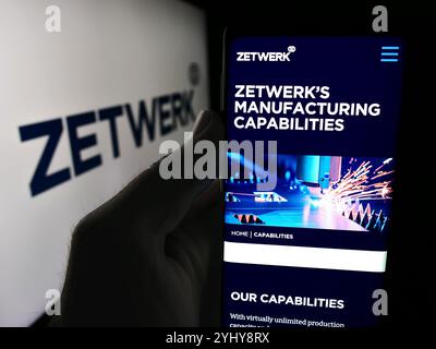 Deutschland. Juli 2024. In dieser Abbildung hält eine Person ein Smartphone mit der Webseite des indischen Unternehmens Zetwerk Manufacturing Businesses Pvt. Ltd. Mit Logo. Quelle: SOPA Images Limited/Alamy Live News Stockfoto