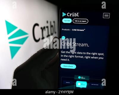 In dieser Abbildung hält eine Person ein Smartphone mit der Webseite des US-Softwareunternehmens Cribl Inc. Vor dem Firmenlogo. (Foto von Timon Schneider / SOPA Images/SIPA USA) *** ausschließlich für redaktionelle Nachrichtenzwecke *** Stockfoto