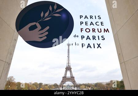 Paris, Frankreich. November 2024. Dieses Foto vom 11. November 2024 zeigt ein Logo des 7. Pariser Friedensforums in Paris. Das Forum fand am Montag und Dienstag in Paris statt und brachte führende Politiker aus aller Welt zusammen, um sich mit dringenden internationalen Herausforderungen unter dem Motto "gesucht: Eine funktionierende Weltordnung" zu befassen. Quelle: Gao Jing/Xinhua/Alamy Live News Stockfoto