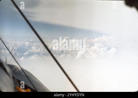 F-106A Pilotansicht von Wolkenformationen durch die rechte Seite der flachen Windschutzscheibe. Zweilagige Windschutzscheibe hatte eine interne Wärmembran, Mai 1974. Stockfoto