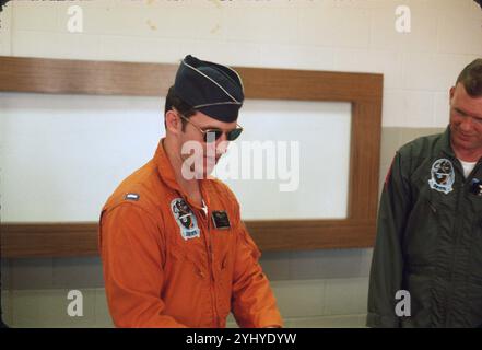 Der 318. FIS F-106-Kampfflugzeuge (ID auf Anfrage erhältlich) schickt seine ATR-2A-Qualifikationsmission an den Ops-Offizier. Tyndall AFB, FL, Mai 1974. Stockfoto