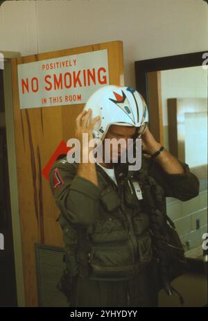 Der 318. FIS F-106-Kampfflugzeuge (ID auf Anfrage erhältlich) hat einen Helm vor einem ATR-2A-Qualifikationsflug im Tyndall AFB im Mai 1974. Stockfoto