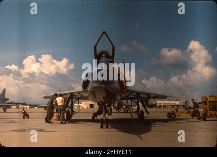 Der Pilot (wahrscheinlich 781) lehnt sich auf den Falltank, während er mit dem Chef der Besatzung vor dem F-106A-Flug zur Bewertung des Waffensystems sprach. Tyndall AFB, Mai 1974. Stockfoto