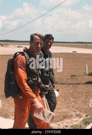 318. FIS F-106 Piloten (ID auf Anfrage erhältlich) kommen nach der Mission. Pilotbesprechung kritisch in ATR-2A-WSEP-Qualifikation. Stockfoto