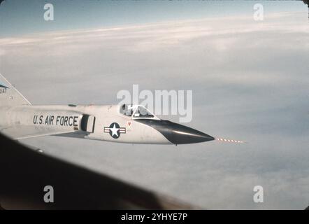 Luftaufnahme der F-106A auf der Route Davis-Monthan AFB, März 1975. Das durchsichtige Vordach (kein Dachbauteil) und die Tankfähigkeit waren Änderungen. Stockfoto
