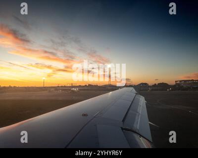 BELGRAD, SERBIEN - 21. SEPTEMBER 2024: Blick auf das Vorfeld und den Asphalt des Flughafens Belgrad Nikola Tesla in den frühen Morgenstunden, vom Sieg erfasst Stockfoto