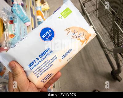 BELGRAD, SERBIEN - 21. SEPTEMBER 2024: NIVEA-Logo auf einer Packung Nivea Baby Wischtücher. NIVEA ist ein deutsches Hautpflegeunternehmen. Stockfoto