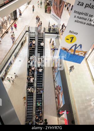 NOVI SAD, SERBIEN - 12. SEPTEMBER 2024: Rolltreppe in der Promenada Mall in Novi Sad. Die Architektur des Einkaufszentrums zeigt Innenarchitektur elem Stockfoto