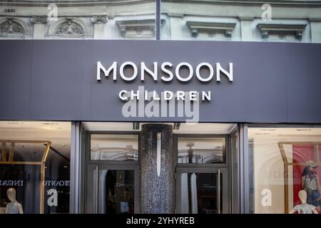 BELGRAD, SERBIEN - 21. SEPTEMBER 2024: Monsun-Kinder-Logo auf der Ladenfront ihres Geschäfts in Belgrad, Serbien. Monsoon Accessorize ist eine britische fas Stockfoto