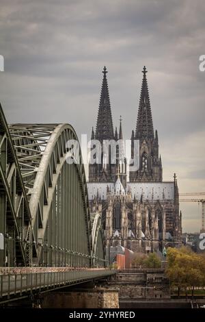 Ein Panoramablick auf das Zentrum von Köln mit der berühmten Hohenzollernbrücke, einer markanten Eisenbahnbrücke und dem Kölner Dom im Hintergrund Stockfoto