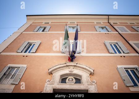 Italienisches Wappen auf dem Ortsbüro Carabinieri in rom. Carabinieri sind eine Polizeieinheit, die italienische Gendarmerie, Teil der italienischen Armee. Stockfoto