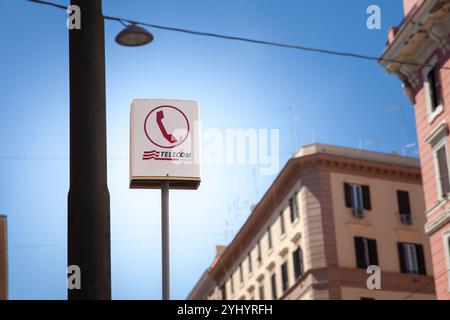 ROM, ITALIEN - 15. JUNI 2024: Ein altes Telecom Italia-Logo über einem öffentlichen Münztelefon. Telecom italia ist der wichtigste Telefonanbieter und Telekommunikationsanbieter Stockfoto