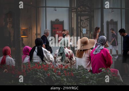 BELGRAD, SERBIEN - 21. SEPTEMBER 2024: Gruppe türkischer Touristen mit islamischen Tüchern in bescheidener muslimischer Kleidung sitzt in Belgrad, Serbien, illustr Stockfoto