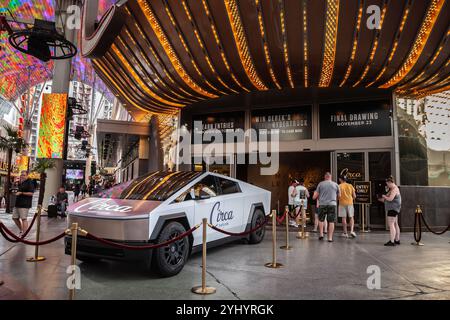 LAS VEGAS, 21. AUGUST 2024: Tesla Cybertruck wird vor dem Circa Resort & Casino in Las Vegas, Nevada, ausgestellt. Cybertr Stockfoto