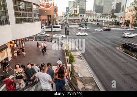 LAS VEGAS, 21. AUGUST 2024: Die Menschenmenge spaziert entlang des Las Vegas Strip (Las Vegas Boulevard) mit dem Autoverkehr im Hintergrund und fängt die pulsierende Atmosphäre ein Stockfoto