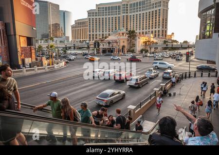 LAS VEGAS, 21. AUGUST 2024: Menschenmenge spaziert entlang des Las Vegas Strip (Las Vegas Boulevard), während der Autoverkehr im Hintergrund ein lebhaftes Atmo darstellt Stockfoto