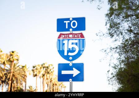 Ein amerikanisches Straßenschild, das die Richtung zur Interstate 15 (I-15) in Las Vegas, USA, anzeigt. Es ist ein wichtiger Highway im Südwesten der USA, Connectin Stockfoto