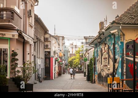 BELGRAD, SERBIEN - 8. SEPTEMBER 2024: Lazze Teleckog Street, bekannt als Partystraße im Zentrum von Novi Sad, Serbien. Die Straße ist gesäumt von Bars und Restaurants Stockfoto