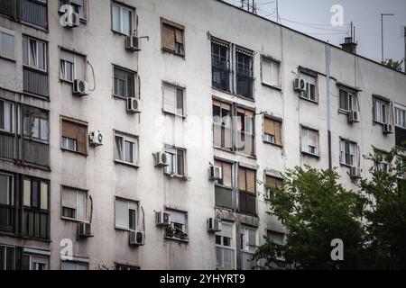 Baufällige Fassaden kommunistischer Gebäude in Novi Sad, Serbien, spiegeln die Auswirkungen des architektonischen Stils des ehemaligen Jugoslawien wider, der issu hervorhebt Stockfoto