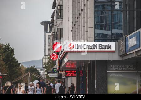 NOVI SAD, SERBIEN - 8. SEPTEMBER 2024: UniCredit Bank-Büro in Novi Sad, Serbien. UniCredit ist eine italienische Bank in den meisten Teilen Europas Stockfoto