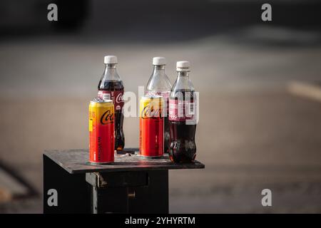 BELGRAD, SERBIEN - 21. OKTOBER 2024: Coca-Cola-Dosen und -Flaschen werden auf einer Straße in Belgrad, Serbien, ausgestellt. Coca Cola ist ein kohlensäurehaltiges Getränk Stockfoto