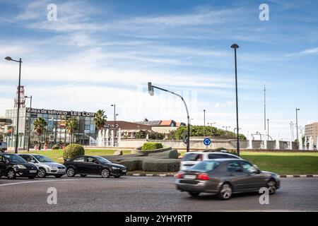 LAS VEGAS, 21. AUGUST 2024: Bewegungsunscharfe Bilder von Autos, die durch den Kreisverkehr der Avenida de les Corts Valencianes in Valencia fahren Stockfoto