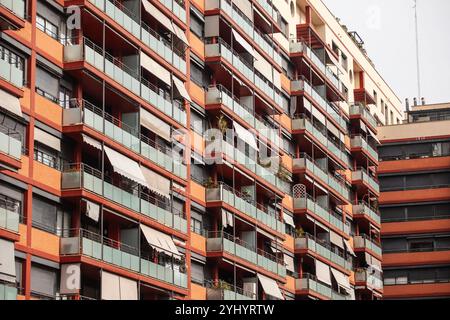 Wohnhochhaus aus den 1980er Jahren in Valencia, Spanien, mit großen Terrassen und Balkonen, die den architektonischen Stil der Epoche und widerspiegeln Stockfoto