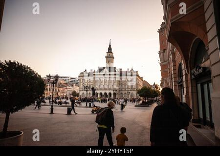 NOVI SAD, SERBIEN - 12. SEPTEMBER 2024: TRG Slobode Platz mit dem Rathaus oder Gradska kuca in novi Sad, zweitgrößte Stadt Serbiens in der Abenddämmerung. Stockfoto