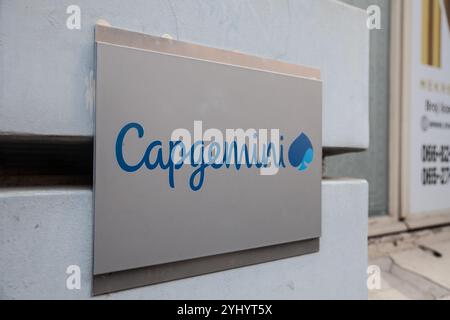 BELGRAD, SERBIEN - 21. SEPTEMBER 2024: Das Capgemini-Logo wird auf dem Bürogebäude in Belgrad, Serbien, ausgestellt. Capgemini ist ein globales Consulting- und Stockfoto