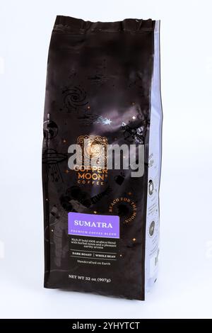 10. NOVEMBER 2024 Sumatra Indonesia: Copper Moon Sumatra Coffee Beans, ist eine Premium Kaffeemischung mit kräftigem Aroma, perfekt für Kaffeeliebhaber mit dunklen Röstprodukten aus Indonesien Stockfoto