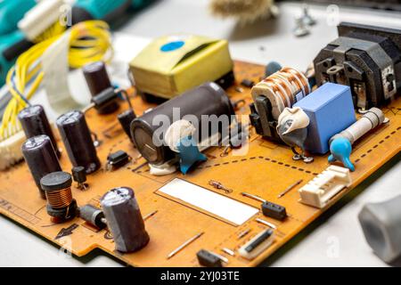 Nahaufnahme der elektronischen Leiterplatte mit Komponenten des Mikrochips, integrierter Schaltungen, Kondensatoren, Widerständen und elektronischen Verbindungen. Techno Stockfoto