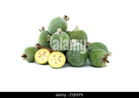 Eine Sammlung frischer Feijoa-Früchte, einschließlich ganzer und in Scheiben geschnittener Stücke, auf weißem Hintergrund. Ideal für Konzepte wie Frische, Ernährung, A Stockfoto
