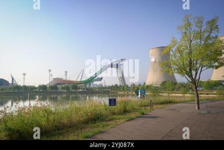 Peking, China - 20. Oktober 2024: Das Big Air Shougang, ein Sportstadion, das für die großen Luftereignisse der Olympischen Winterspiele 2022 gebaut wurde. Stockfoto