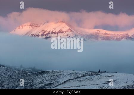 Nebelbewegungen rund um die Teton Mountains und über East Gros Ventre Butte, aus Sicht des National Elk Refuge bei Jackson, Wyoming. Stockfoto