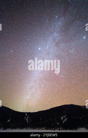 Orion und die winterliche Milchstraße-Galaxie, die hell über dem Slide Lake und den Gros Ventre Mountains strahlt. Bridger-Teton National Forest, Wyoming Stockfoto