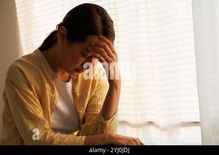 Depressive junge asiatische Frau mit psychischen Gesundheitsproblemen im Kopf brauchen entscheidende Behandlung von überdenken Müdigkeit Mädchen, störendes Denken, dissozial, A Stockfoto