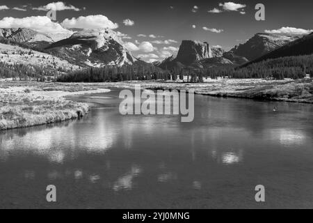 WY01789-00-BW........ WYOMING - Blick auf den Green River mit Squaretop Mountain in der Nähe des Green River Lakes Campground. Stockfoto