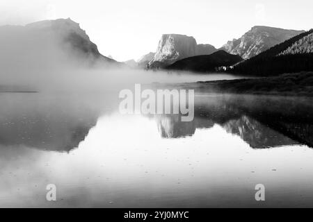 WY01804-00...WYOMING - Nebelmorgen entlang des Green River mit Square Top Mountain in der Ferne, Bridger National Forest. Stockfoto