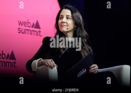 Lissabon, Portugal. November 2024. Luciana Rodrigues, Kolumnistin Forbes Brasil, spricht am ersten Tag des Web Summit 2024 in Lissabon vor dem Publikum. Quelle: SOPA Images Limited/Alamy Live News Stockfoto